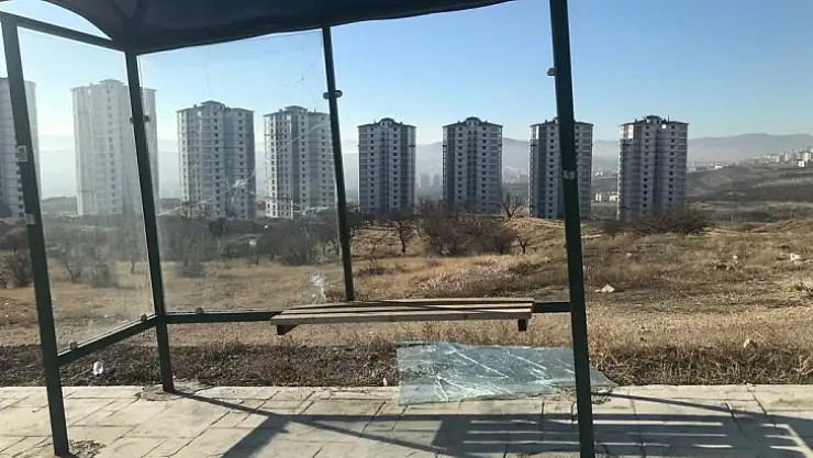 Elazığ'da şehir magandaları durak camlarını kırdı