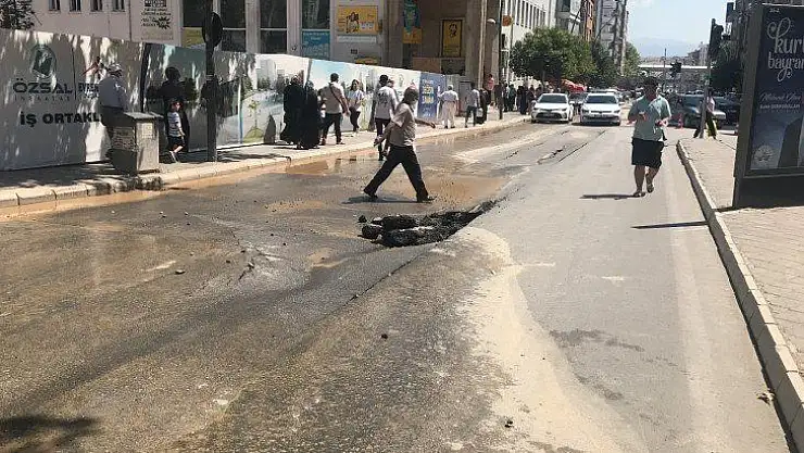 Elazığ'da su borusunun patladı