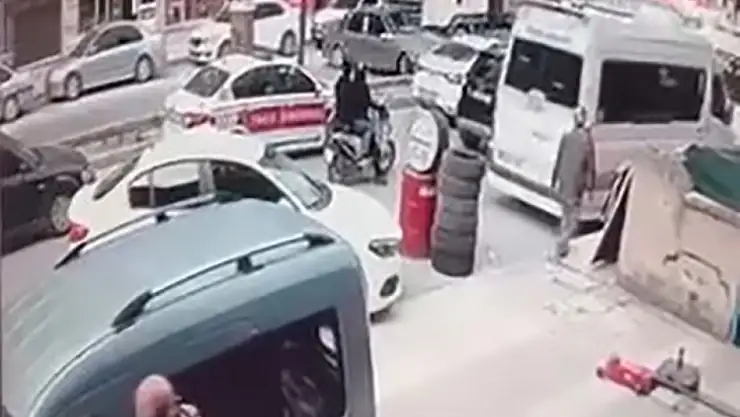 Elazığ'da tır, otomobili metrelerce sürükledi