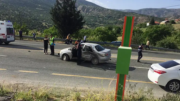 İki otomobil çarpıştı: 1 ölü 6 yaralı