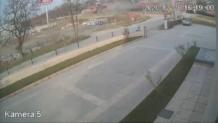 Elazığ'da trenin tıra çarptığı kaza kamerada