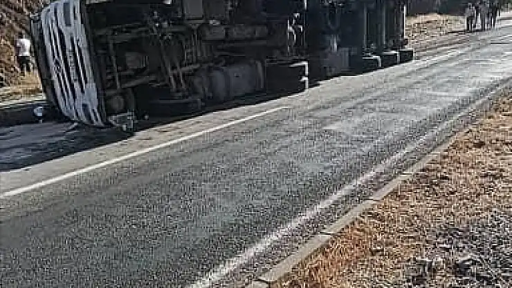 Elazığ'da virajı alamayan tır, devrildi