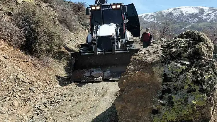 Elazığ'da yola düşen kaya parçaları kaldırıldı