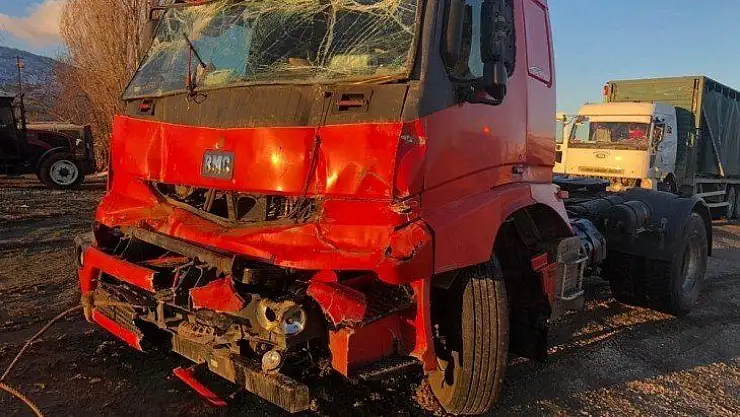 Elazığ'da Zincirleme Kaza 5 Araç Birbirine Girdi
