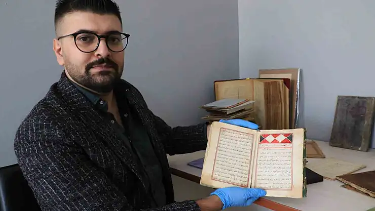 Genç doçent hayatını tarihi el yazması eserlere adadı