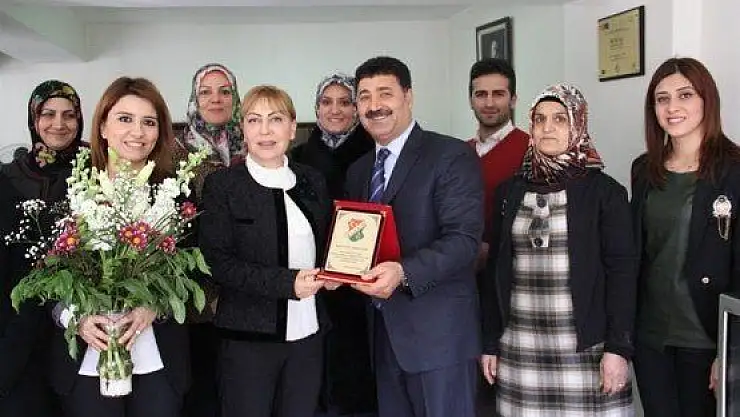 Gençlik Merkezinden Açık'a Plaket