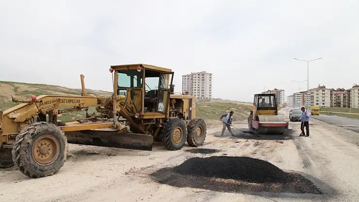 Cadde Ve Sokaklar Bakımdan Geçiyor
