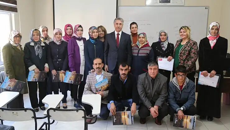 Kursiyerlere Katılım Belgesi Verildi