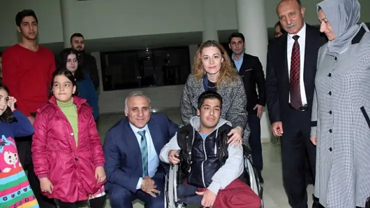 Engelliler Gününde 'Beşi Bir Yerde' Sahnelendi