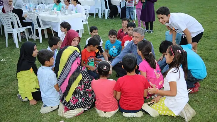 Yetim Gülerse İnsanlık Güler