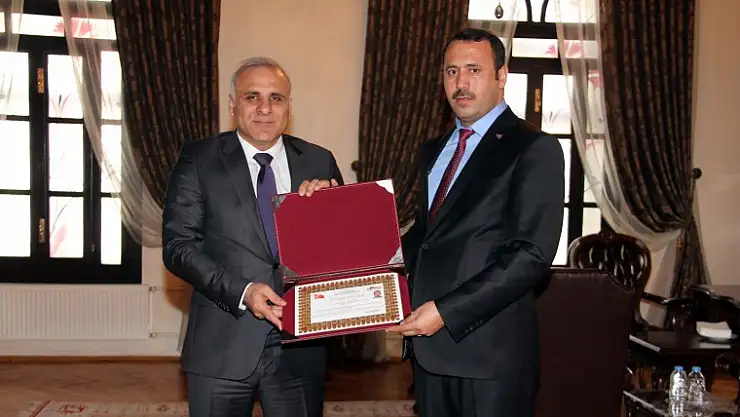 Vali Zorluoğlu'ndan Karahan'a Başarı Ödülü