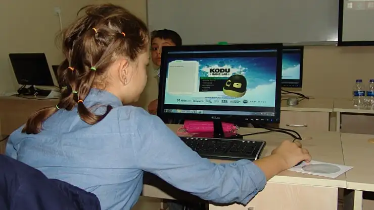Minik Parmaklar Hayallerine Dokunuyor