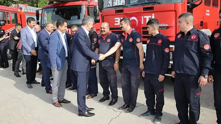 Yanılmaz Çalışan Mesai Arkadaşlarıyla Bir Arada