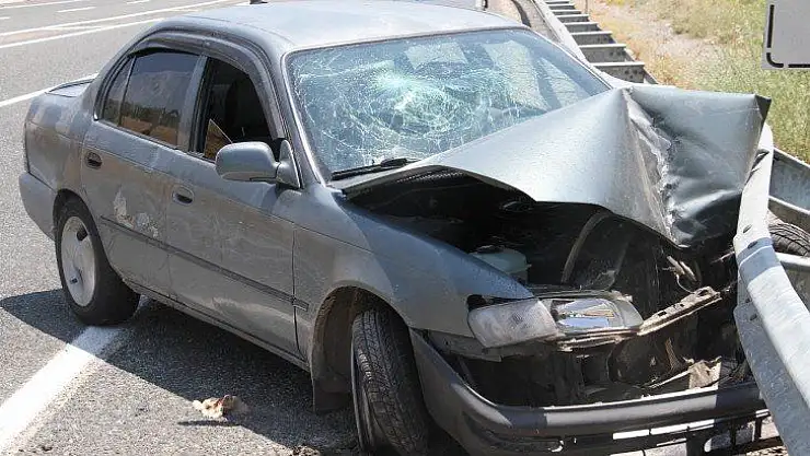 Hafif ticari araç ile çarpışan otomobil bariyerlere saplandı: 5 yaralı