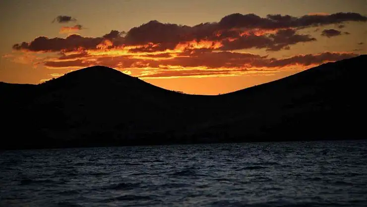 Eşsiz manzaranın adresi Hazar Gölü'nde günbatımı.
