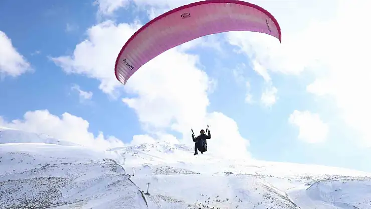 Hazarbaba Dağı'nda yamaç paraşütü yapan pilotlar renkli görüntüler oluşturdu