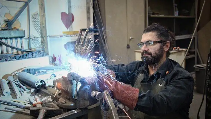Her atık çöp değil, metali sanata çeviren 'Demir Adam'
