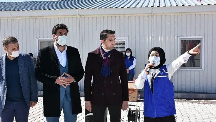 İstiklal Marşı'nın 10 kıtasını ezbere okuyan  Suriyeli Aye, duygulandırdı