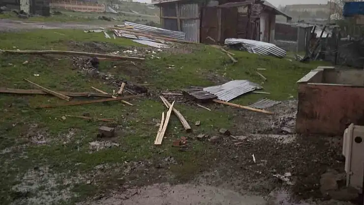 Karkaoçan'da fırtına evlerin çatılarını uçurdu