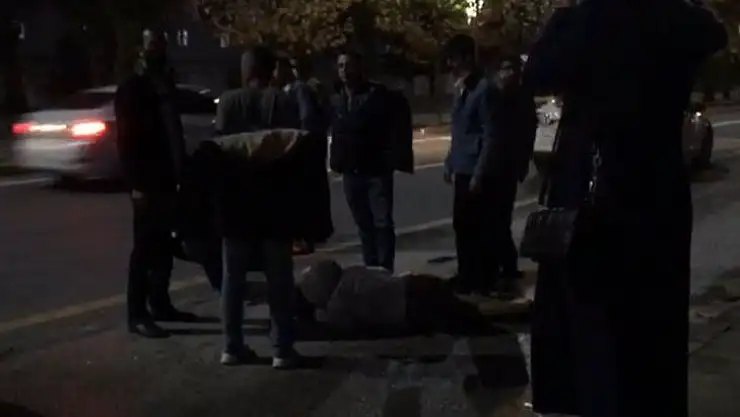 Kazada yaralanan kadının üzerini montlarıyla örttüler