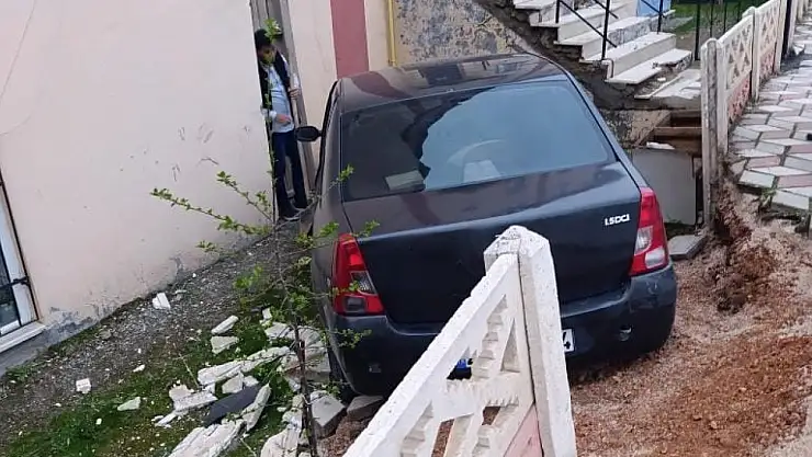Kontrolden çıkan otomobil bahçeye uçtu