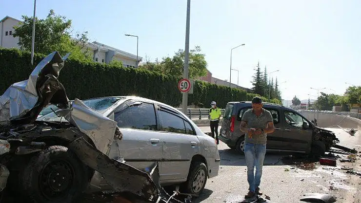 Kontrolden çıkan otomobil, direği söküp karşı şeritte araca çarptı: 1'i ağır 2 yaralı