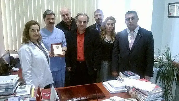 Akbulut'a Teşekkür Plaketi