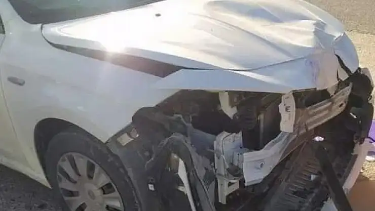 Otomobil ile  motosiklet çarpıştı
