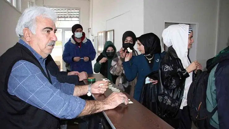 Sigarayı bıraktı topladığı parayla bin öğrenciye yemek fişi dağıttı