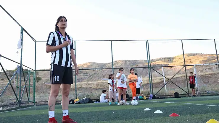 Sinan Kaloğlu'nun kuzeni Yağmur Bor, halı sahaların gözdesi oldu