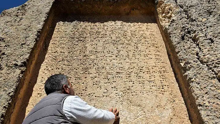 Urartular tarafından çivi yazısıyla yazılan 3 bin yıllık taş kitabe, ilk günkü ihtişamını koruyor