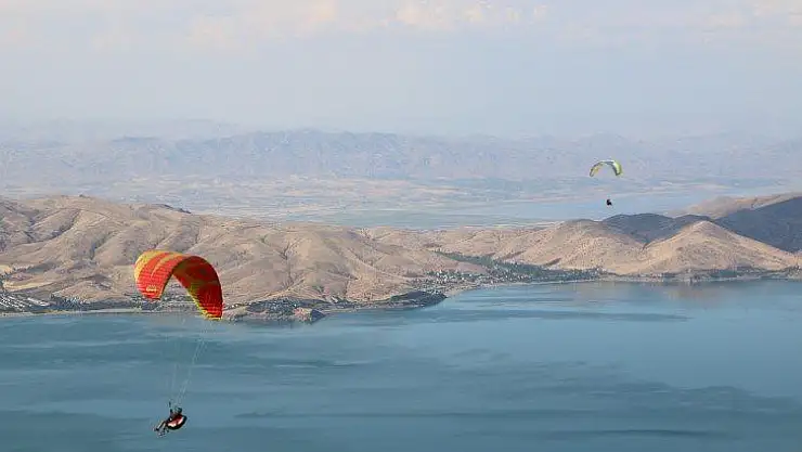 Yamaç paraşütçülerinin gözde mekanı Hazarbaba Dağı