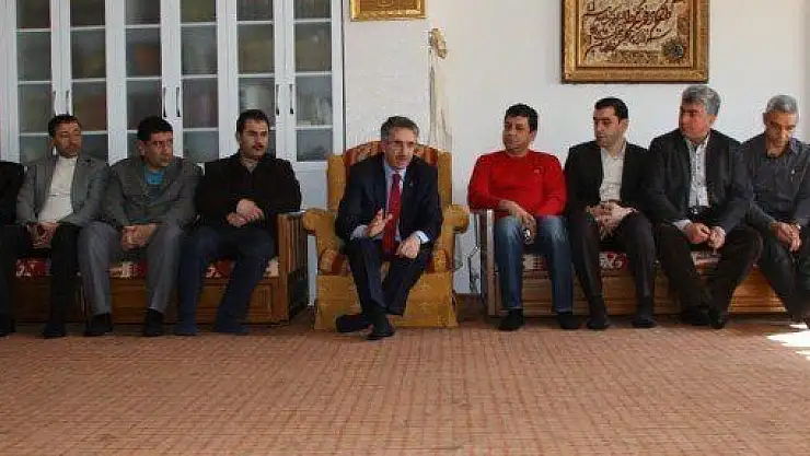 Yanılmaz Akademisyenlerle Bir Arada