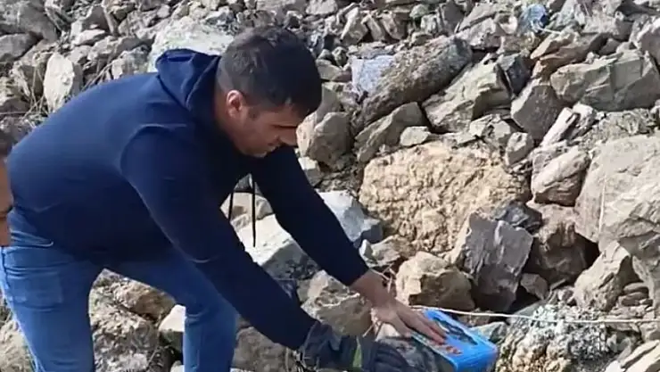 Yiyecek ararken kafasını tenekeye sıkıştıran köpeği itfaiye ekipleri kurtardı