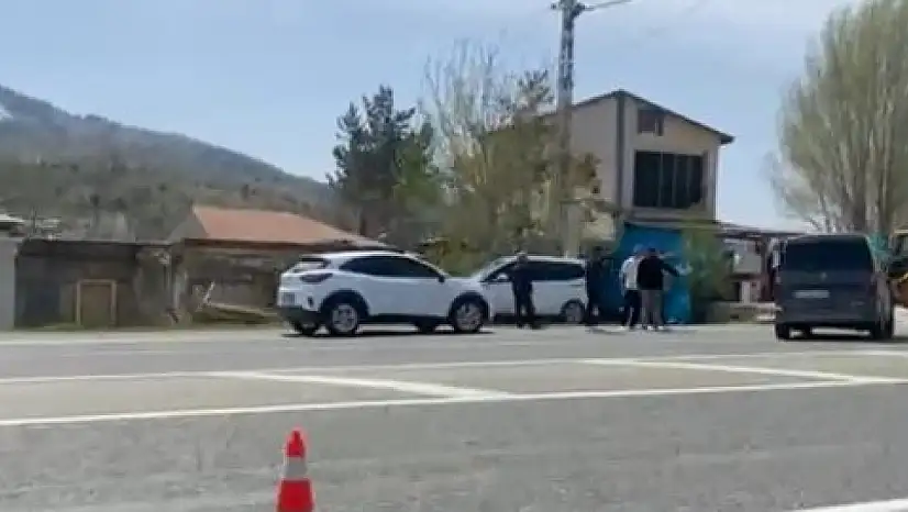 Elazığ'da iki araç çarpıştı: 4 yaralı