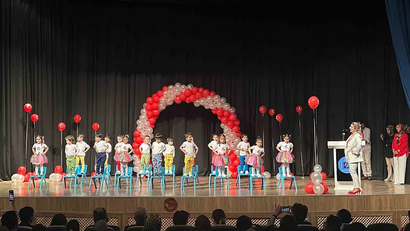 Elazığ'da miniklerin 23 Nisan gösteri alkış aldı