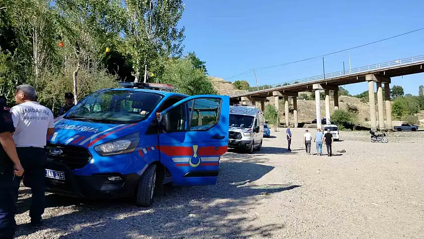 Yaşlı adam Fırat Köprüsü'nden nehre atladı