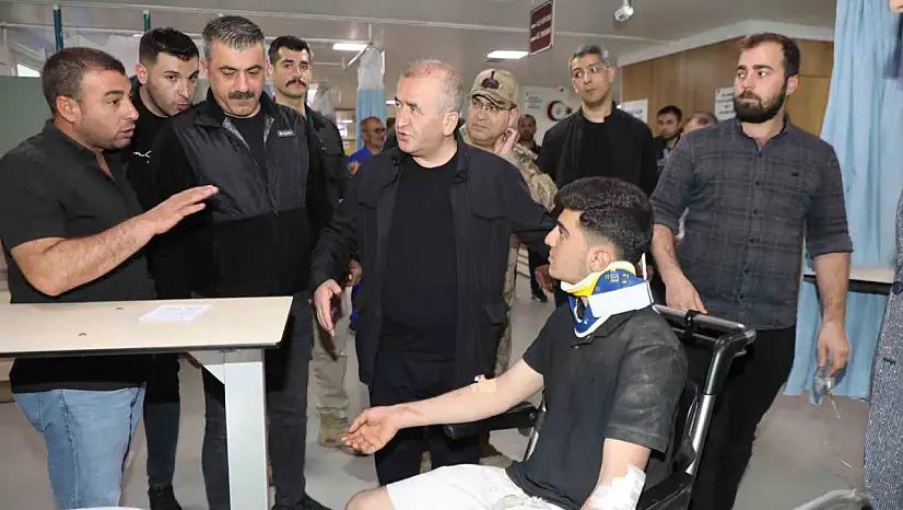 Vali Hatipoğlu midibüsün devrildiği kazada yaralıları ziyaret etti