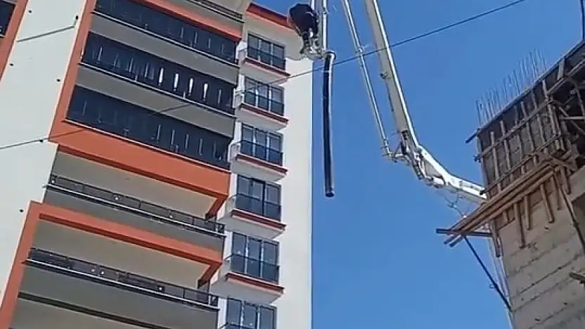 Metrelerce yüksekliğe çıkan işçi, adeta ölüme meydan okudu