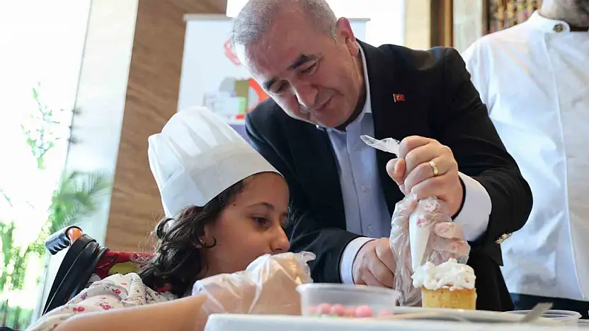 Down sendromlu bireyler pasta süsleme yarışmasında hünerlerini gösterdi