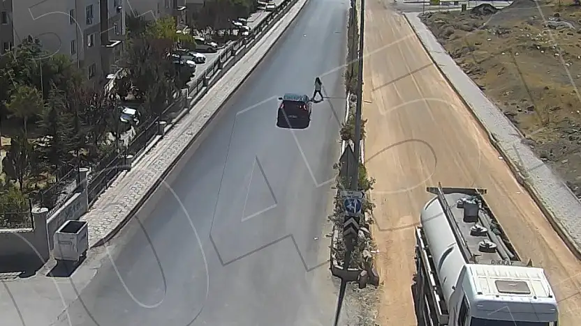 Elazığ'da aracın çarptığı kadın 19 gündür yaşam savaşı veriyor: Kaza anı kamerada