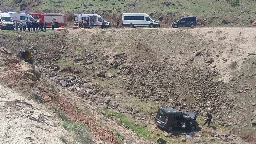 Elazığ'da hafif ticari araç şarampole yuvarlandı: 5 yaralı
