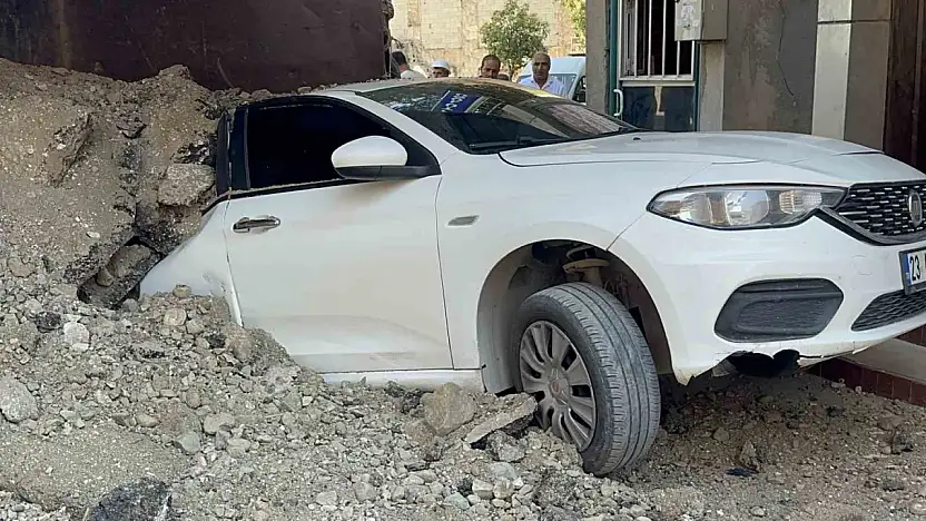 Elazığ'da hafriyat kamyonu otomobilin üzerinde devrildi