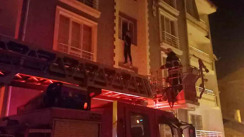Elazığ'da intihara kalkışan şahsı itfaiye ekipleri ikna ederek indirdi