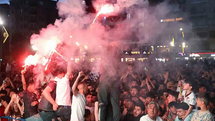 Elazığ'da nefesler tutuldu: Taraftarlar Elazığspor maçı için dev ekran başına geçti