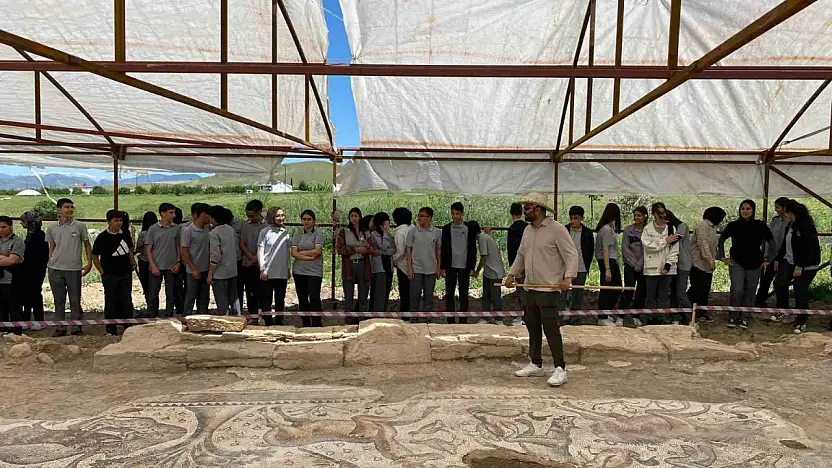 Elazığ'da öğrenciler tarihi mozaiği inceledi