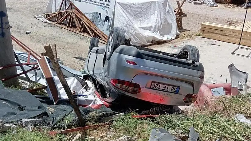 Elazığ'da otomobil şarampole devrildi: 2 yaralı