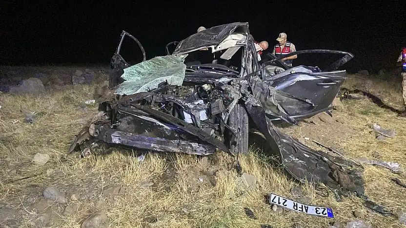 Elazığ'da otomobil şarampole devrildi: 2 ölü, 3 yaralı