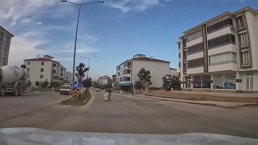 Elazığ'da şiddetli fırtına çöp konteynerini adeta gezintiye çıkardı