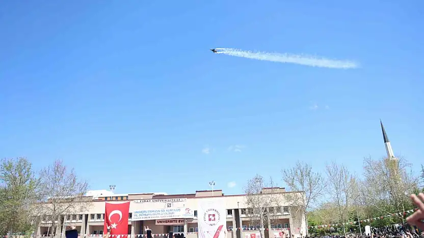 Elazığ'da SOLOTÜRK gösterisi nefes kesti